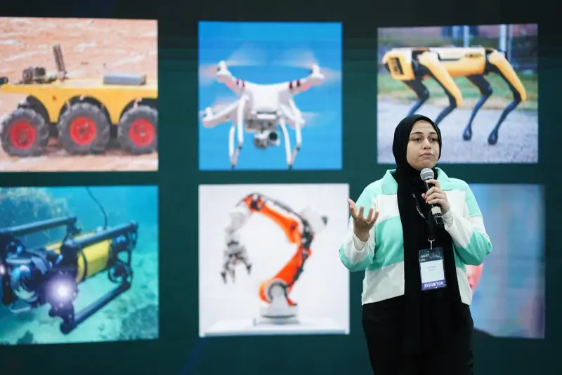 Engineer presenting robots and drones during a robotics talk, Connecta 2025