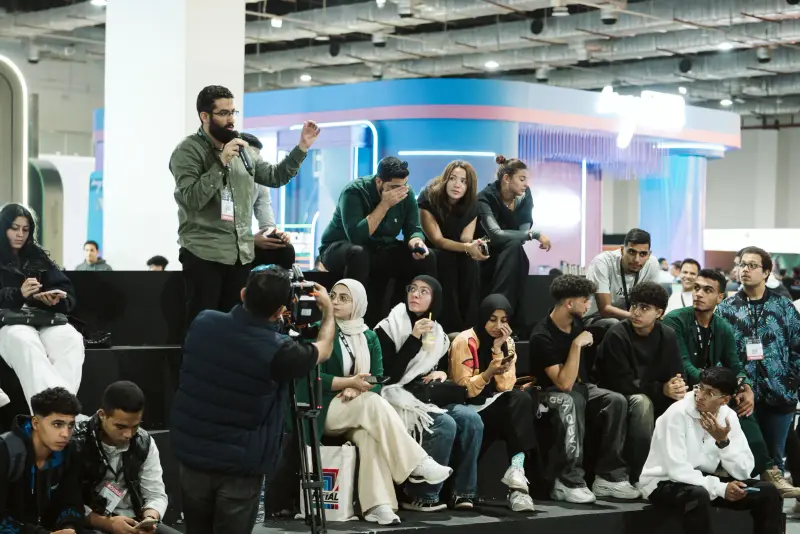 Speaker addresses a full audience on the AI Factory tiers, Connecta 2025