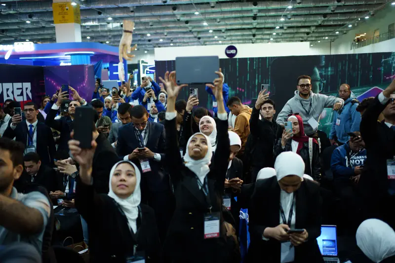 Cyber Zone crowd cheering and raising phones during the results, Connecta 2025