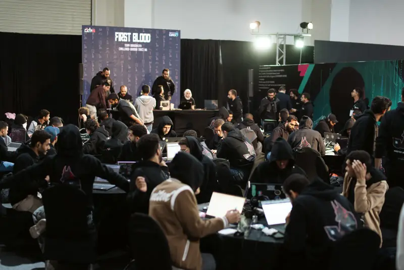 Wide view of the capture-the-flag hall packed with teams at laptops, Connecta 2025