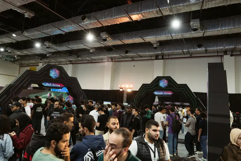 Packed crowd under the glowing PS5 and Mobile Arena gates, Connecta 2025