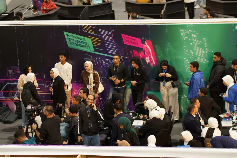 Crowd around a neon-lit green and purple stage area, Connecta 2025