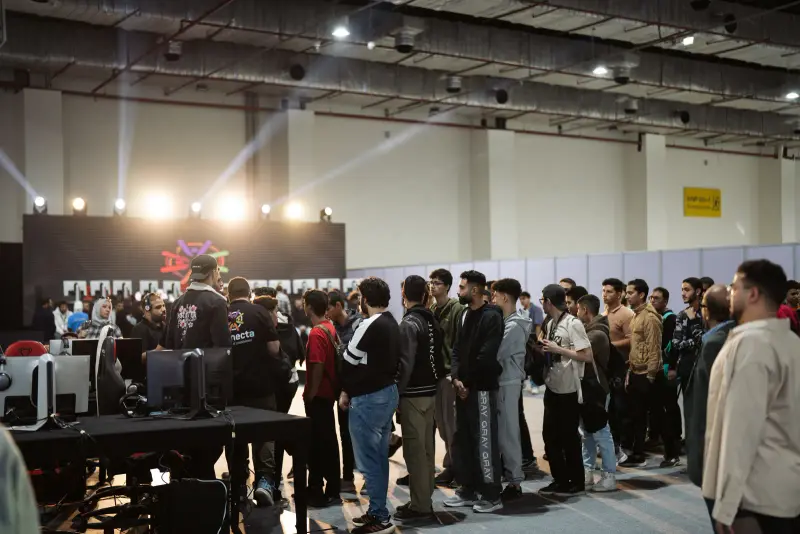 Crowd gathered around the gaming stage under bright stage lights, Connecta 2025