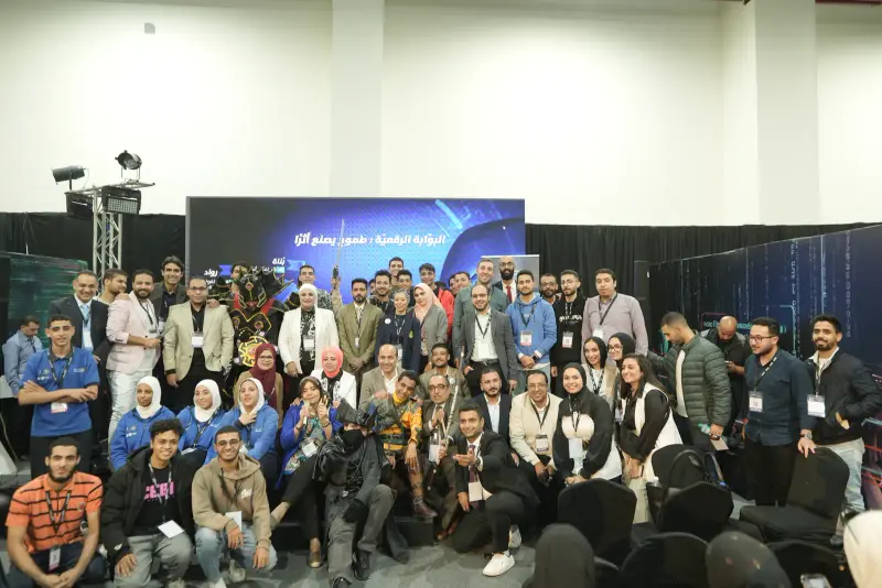 Large cheering group photo of Cyber Zone participants and mentors, Connecta 2025