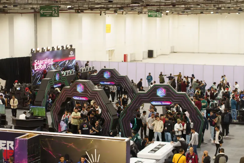 Overview of the crowded gaming zone and arena gates, Connecta 2025