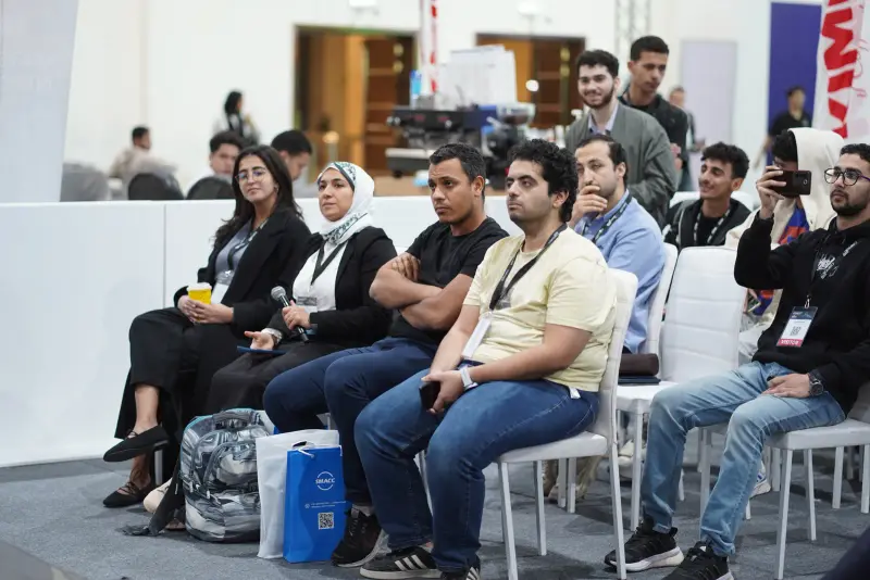 Attentive audience of young founders and mentors at a pitch session, Connecta 2025