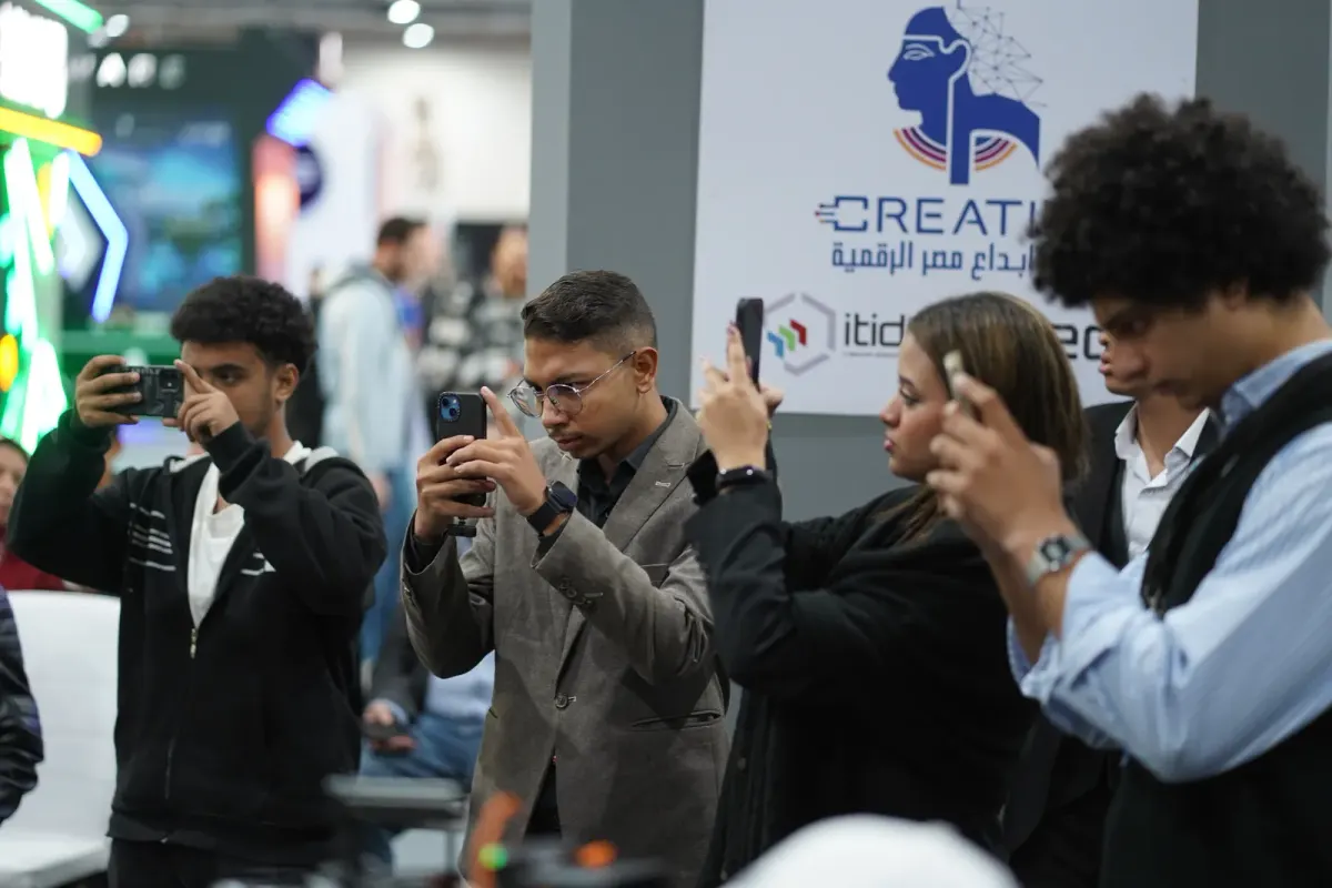 Audience members film a pitch on their phones, Connecta 2025
