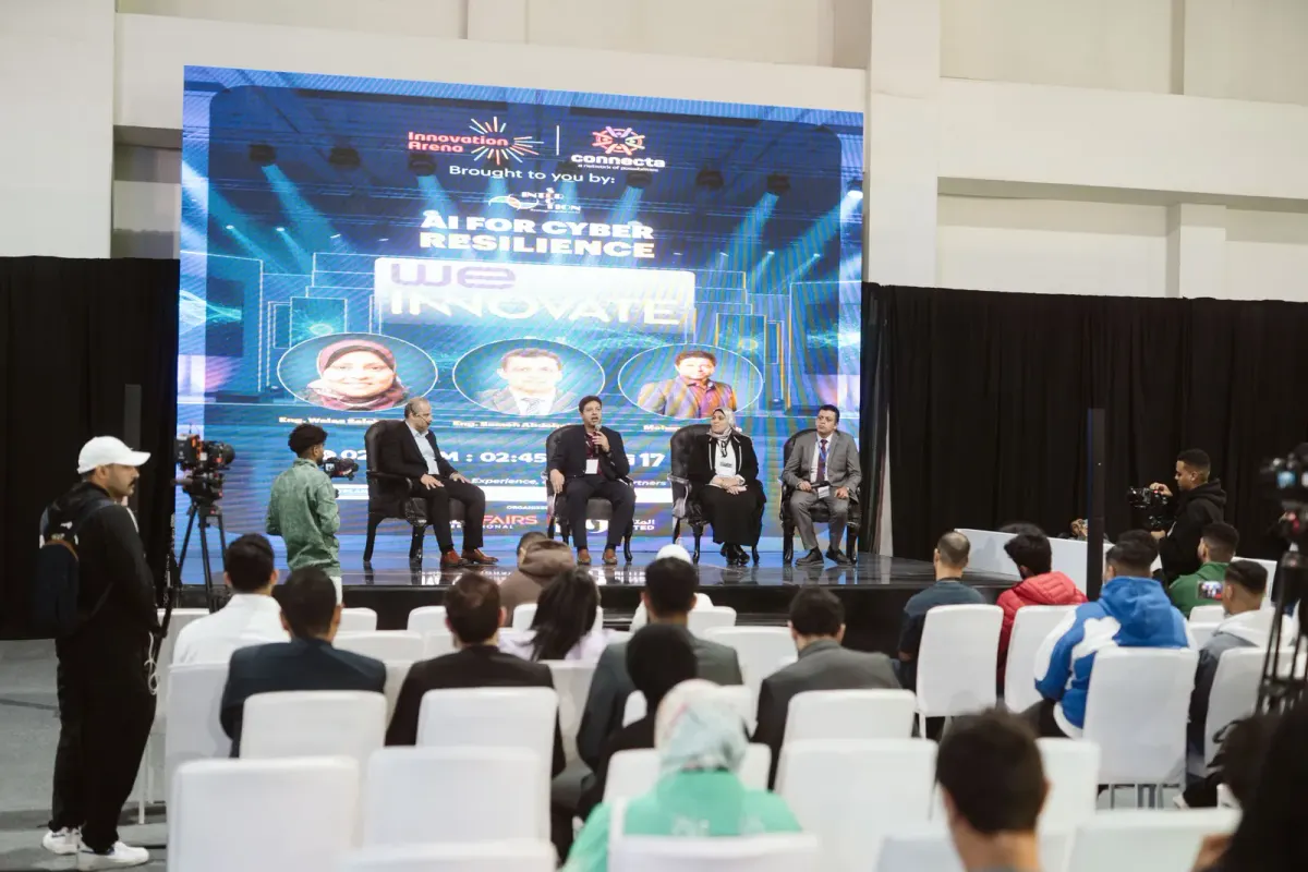 Panel discussion on the Innovation Arena stage before a full audience, Connecta 2025