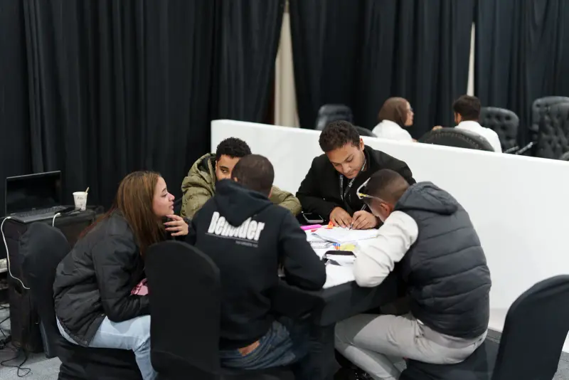 Team of young innovators working together around a table, Connecta 2025