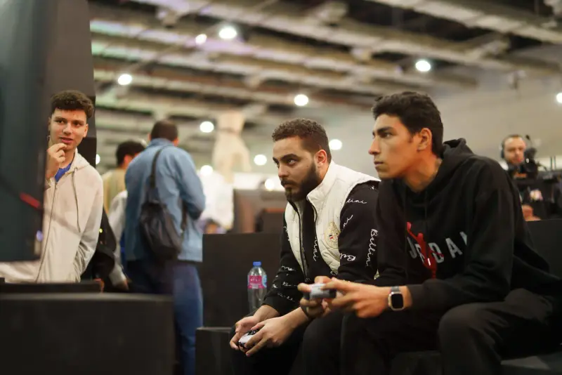 Two players locked in a console match on the arena couch, Connecta 2025
