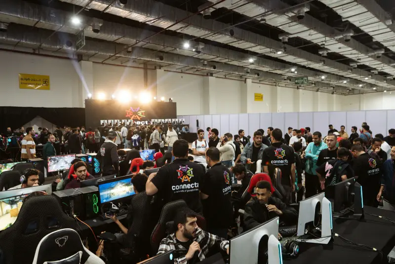 Wide view of the packed PC gaming arena with players and onlookers, Connecta 2025