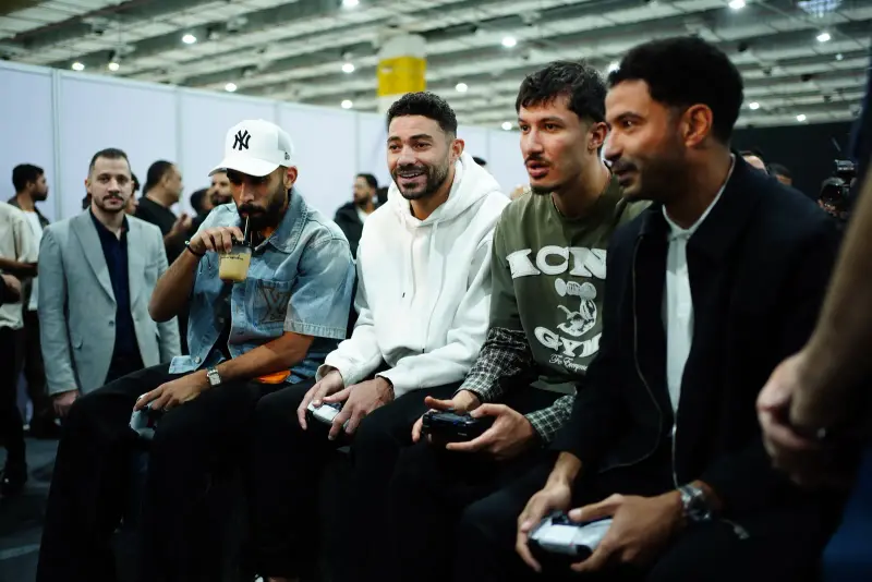 Smiling guests with controllers in front of a packed audience, Connecta 2025