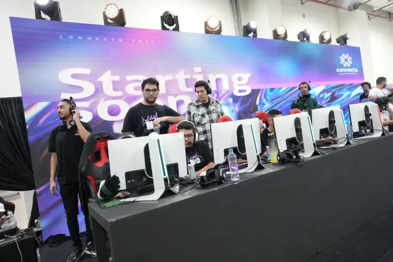 Players at the tournament stage under the Starting Soon screen, Connecta 2025