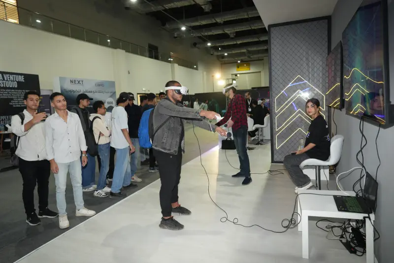 Visitor tries VR while a line of young people waits their turn, Connecta 2025